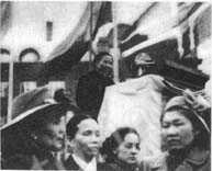 
左：白芸同志在芬京人民群众欢迎大会上致词。
