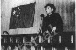 
右：五月四日前夜，中国留日学生总会主席陈文贵同学讲话。
