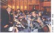 
11月5日，中非合作论坛北京峰会暨第三届部长级会议记者招待会在北京人民大会堂举行，会后，中国外长李肇星被各国记者的话筒和镜头所包围。
