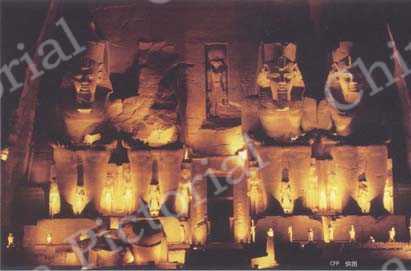
埃及的阿布辛拜勒神庙。神庙建于公元前1290年～公元前1224年埃及法老拉美西斯二世在位的时期。它坐落在尼罗河边，从山崖石壁中雕凿出来。最大的一座神庙伸出山崖55米。阿布辛拜勒主庙由4尊高20米的埃及法老拉美西斯二世的雕像护卫着，附近拉美西斯的妻子尼菲拉丽较小的神庙外有6尊挺立的雕像。其中4尊是拉美西斯，2尊是尼菲拉丽，每尊都高达10米。神庙内有精心雕刻出的一尊尊雕像，墙壁和天顶上饰有色彩鲜明的浮雕图案。1813年神庙还被埋在沙里无人知晓，1817年神庙被发掘出来之后，一举轰动世界，从此盛名不衰。尤为令人难以置信的是这两座巨大的神庙在1965年～1969年被成功搬迁，因为当时建造阿斯旺大坝而形成的纳赛尔湖将淹没神庙。神庙被仔细编号，小心切成1000多块，然后被搬运到更高的地方按编号重新建造。以此次事件为契机，1972年联合国教科文组织推动通过了《保护世界文化和自然遗产公约》，越来越多的人类文明与自然天成的瑰宝得到保护与存留。
