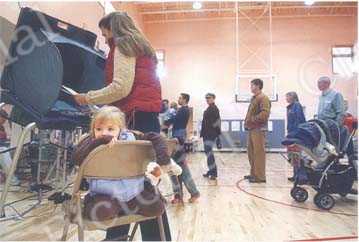 
11月7日，在科罗拉多的爱德华兹，3岁的卡米尔·约翰逊正耐心地等待母亲投票。当天是美国中期选举的投票日。
