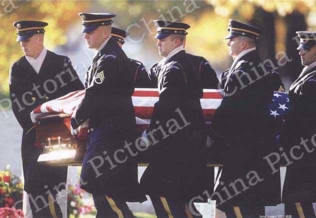 
11月3日，美军上尉马克·派恩的葬礼在弗吉尼亚州的阿灵顿公墓举行。3周前，他在伊拉克执行任务时遭炸弹袭击身亡。截至11月1日，驻伊美军的死亡人数已增至2819人。
