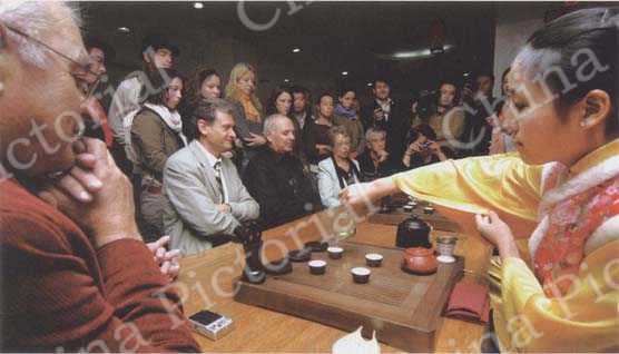 
October 27, 2006: Twenty-three teachers and students from France savor tea and discuss tea culture with local residents in Xuchang City, Henan Province.
by Niu Shupei/CFP
