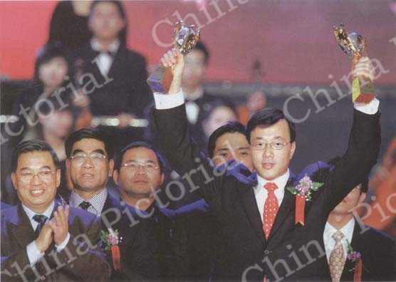 
Deng Zhonghan wins the 2005 China Top Ten Science and Technology Persons Award.
CFP
